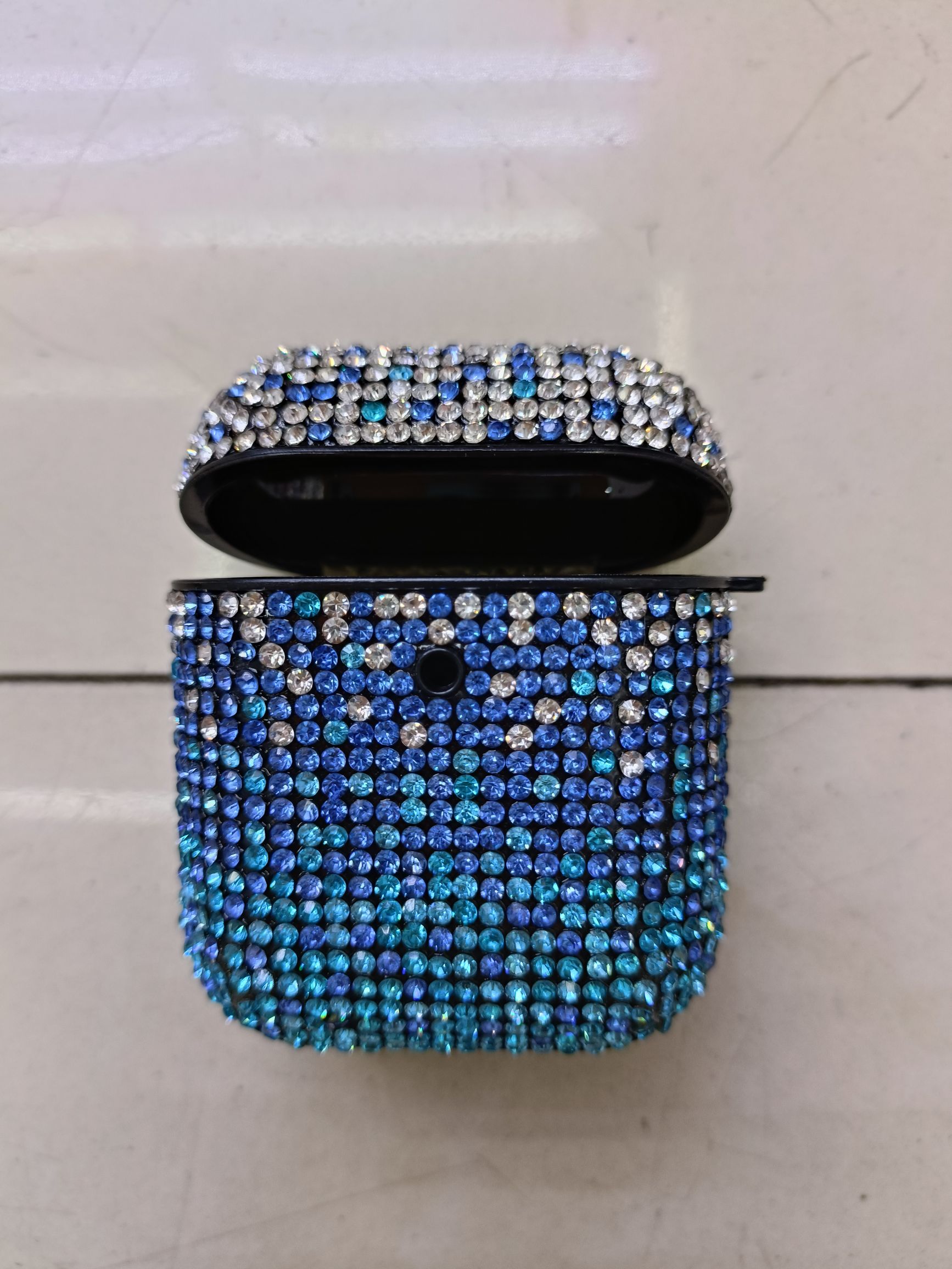 Diamond-encrusted Bluetooth headphone case detail image 6