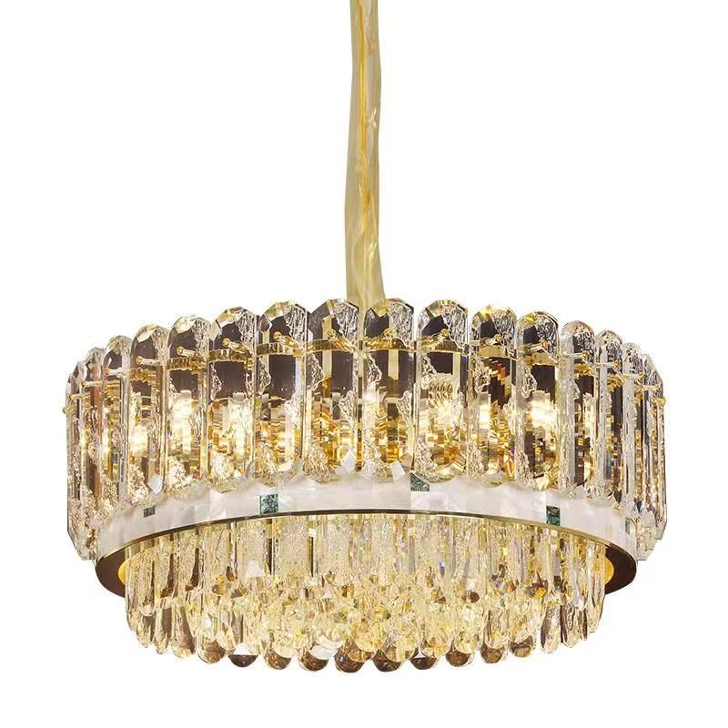 Youdaoplaceholder0 is hanging a crystal chandelier with a diameter of 800 meters