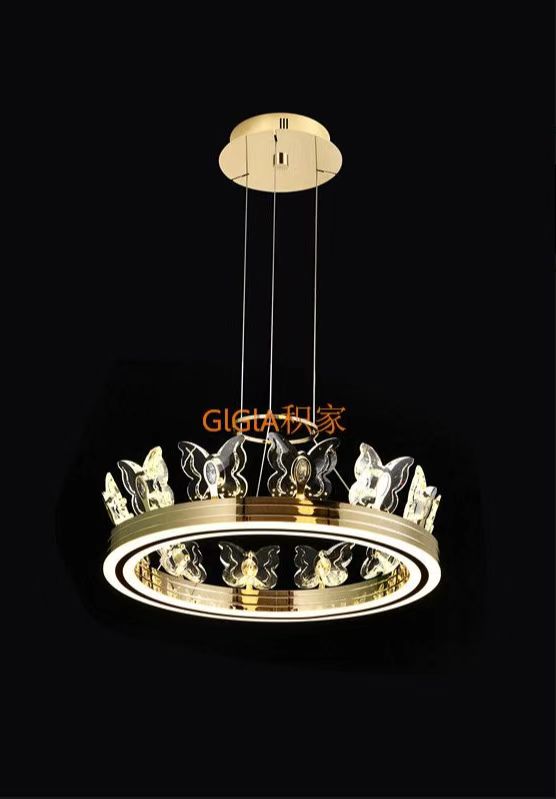 A light crystal chandelier can be hung up to 800 or 600 in size