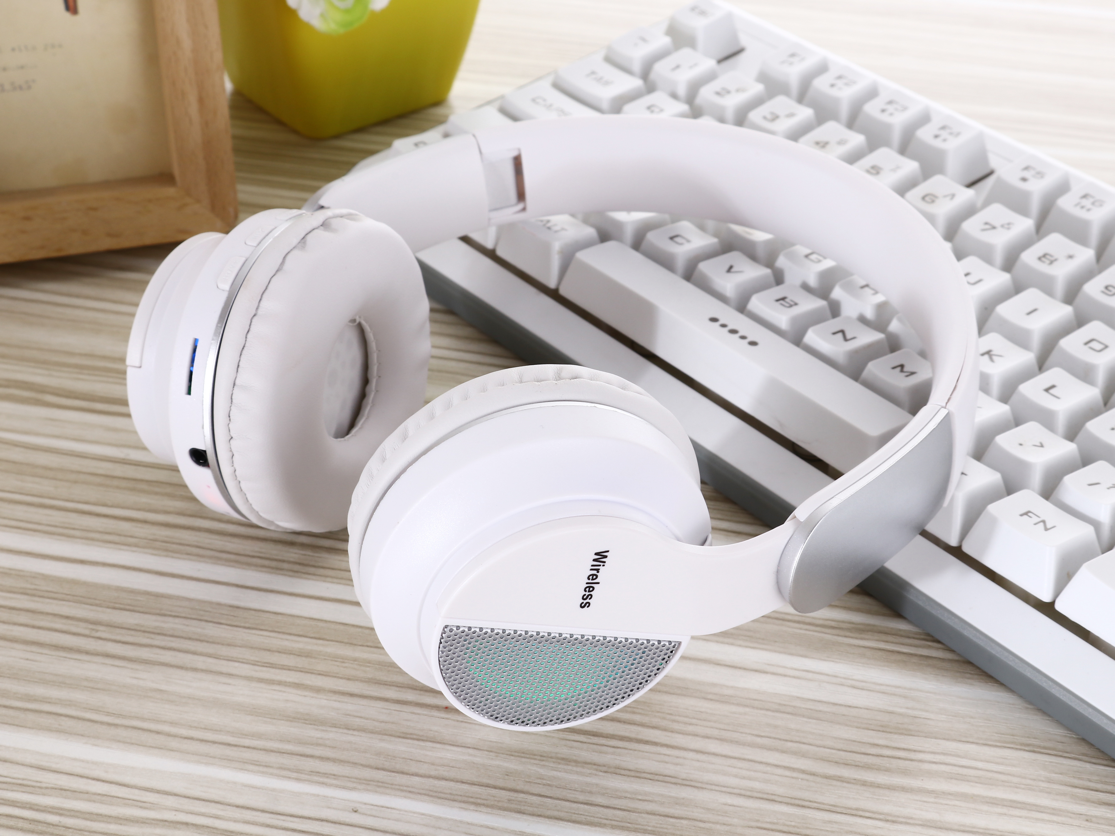 EV620BT over-ear Bluetooth headphones, light-emitting headphones, card insertion, audio recording Application Scenario