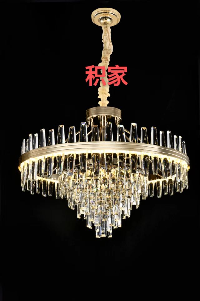 Lift the crystal chandelier with a diameter of 800 meters gently details Picture