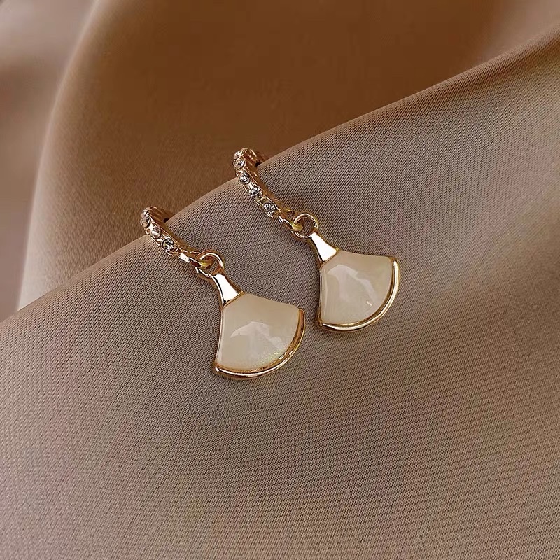 إنها قرط ذات تنورة رائعة Specification image