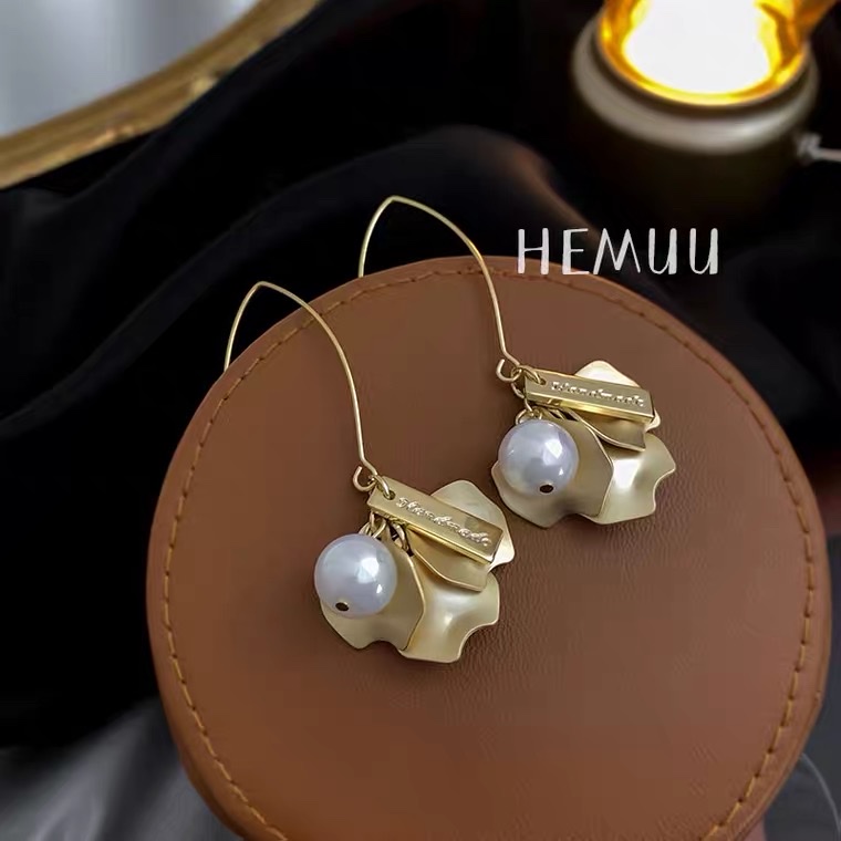 French 2022 new style earrings for women, fashionable and niche 14k matte gold, non-fading petal pearl 043 earrings, unique and trendy