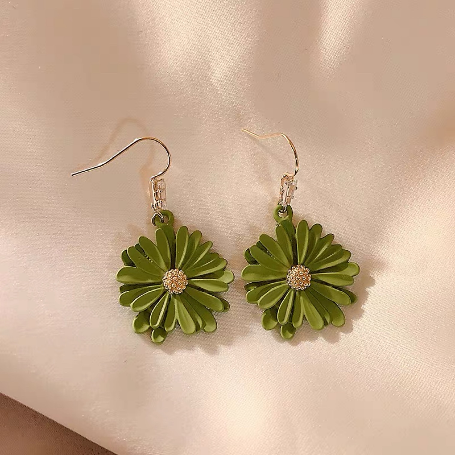 【 Valentine's Day Gift 】RVY's 2022 new trendy flower earrings for women's autumn and winter, light luxury and niche earrings, simple and elegant