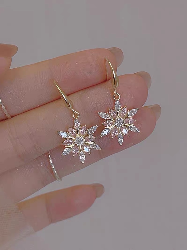 High-end snowflake earrings, Korean Internet celebrity's elegant ear hooks, fashionable and versatile earrings for women