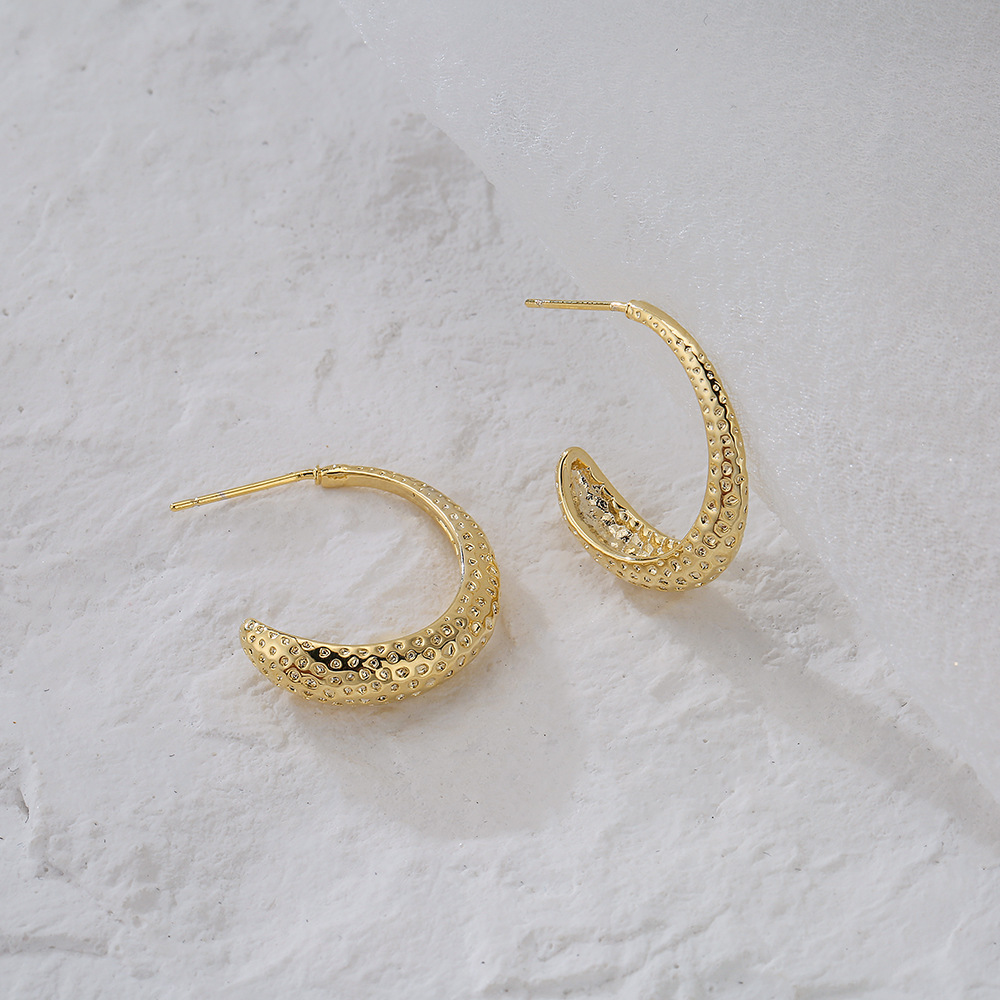 European and American metal cold style copper plated 18K gold C-shaped earrings, a new cross-border product of unique and niche female earrings detail image 2