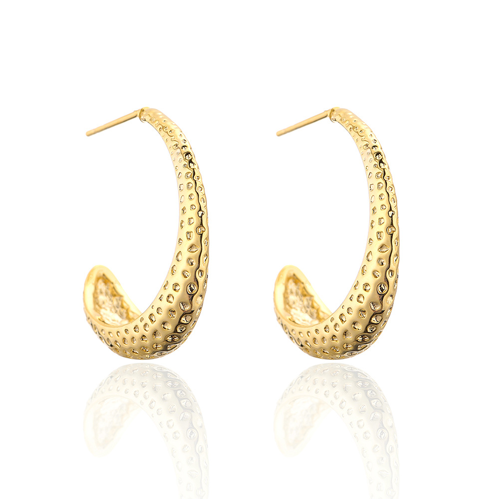 European and American metal cold style copper plated 18K gold C-shaped earrings, a new cross-border product of unique and niche female earrings Application Scenario