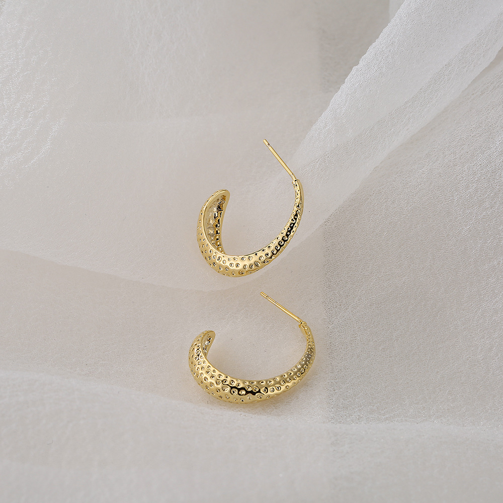 European and American metal cold style copper plated 18K gold C-shaped earrings, a new cross-border product of unique and niche female earrings detail image 3