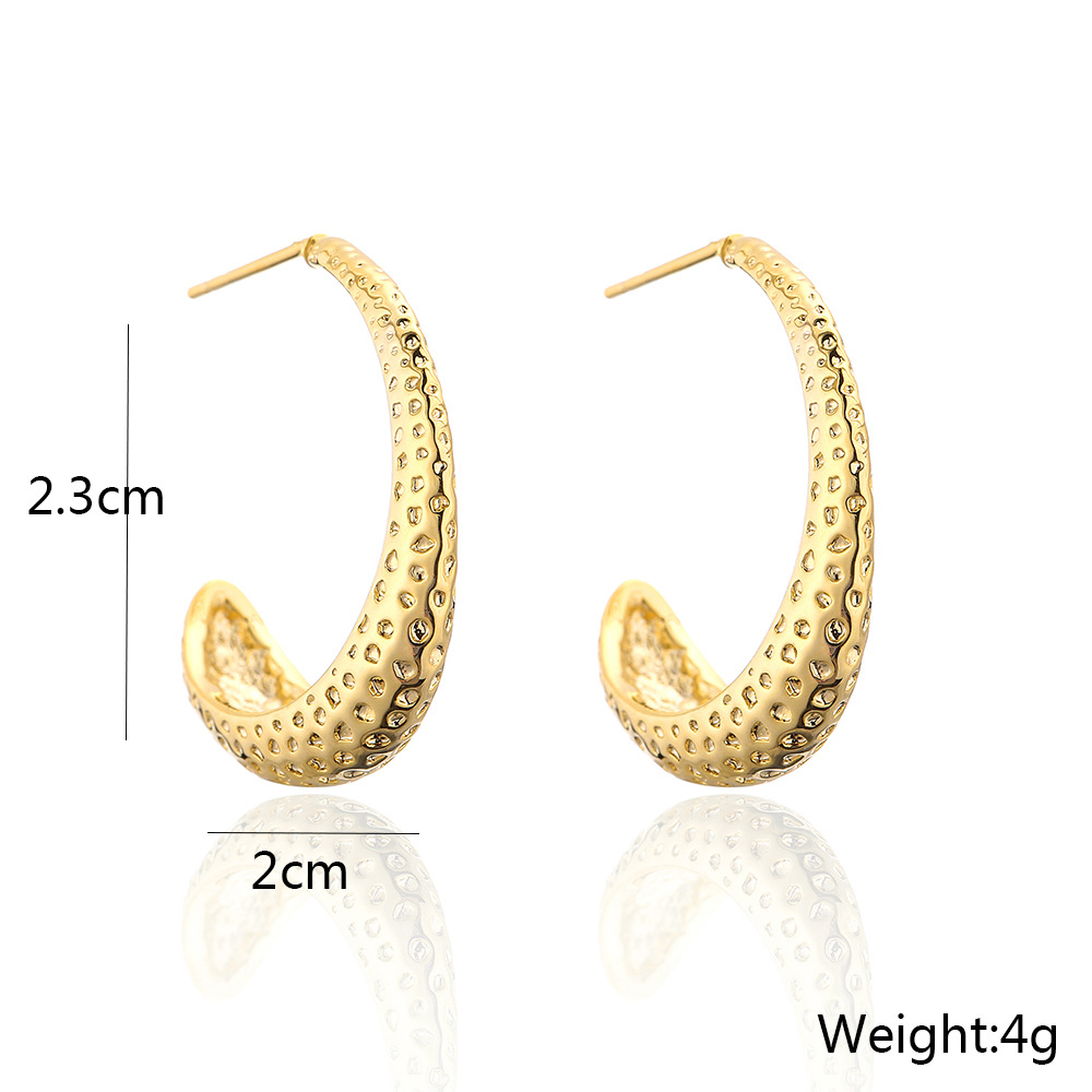 European and American metal cold style copper plated 18K gold C-shaped earrings, a new cross-border product of unique and niche female earrings detail image 4
