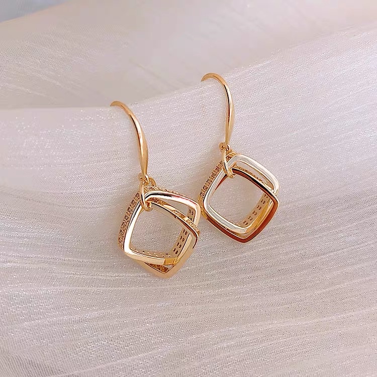New trendy, high-end, stylish, retro Hong Kong-style earrings, round face bestsellers, grand ear hooks