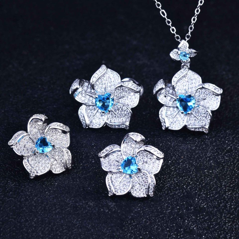 A luxurious heart-shaped jewelry set with stud earrings, short pendant and necklace, live-streamed on Douyin by Internet celebrities A luxurious heart-shaped jewelry set with stud earrings, short pendant and necklace, live-streamed on Douyin by Internet celebrities