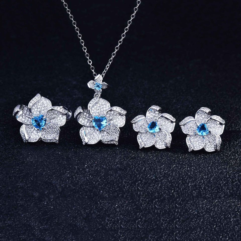 A luxurious heart-shaped jewelry set with stud earrings, short pendant and necklace, live-streamed on Douyin by Internet celebrities details Picture