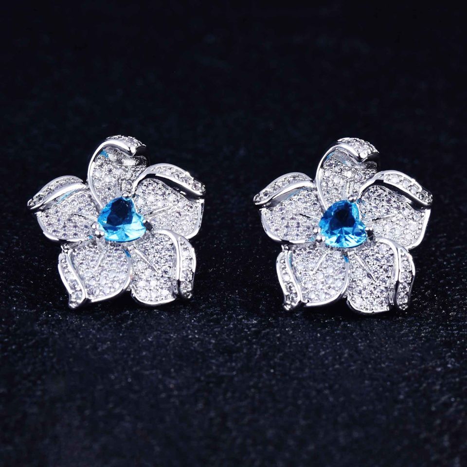 A luxurious heart-shaped jewelry set with stud earrings, short pendant and necklace, live-streamed on Douyin by Internet celebrities detail image 6