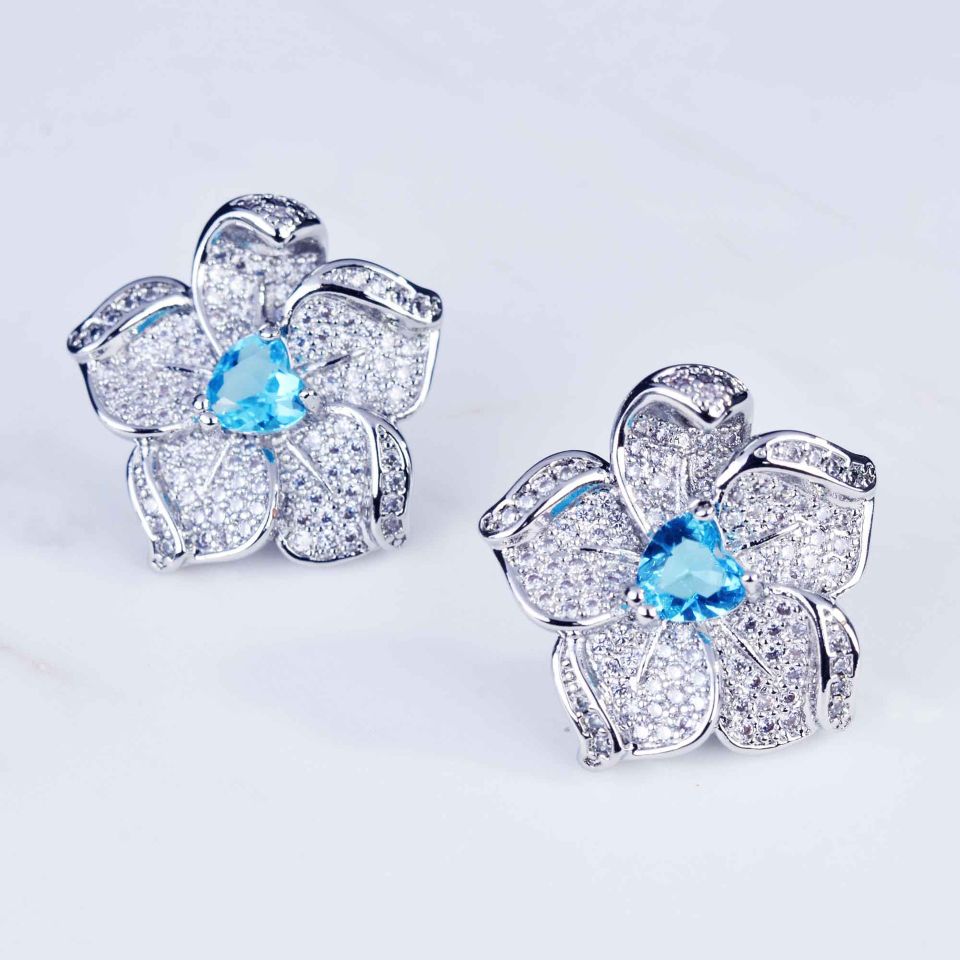 A luxurious heart-shaped jewelry set with stud earrings, short pendant and necklace, live-streamed on Douyin by Internet celebrities detail image 5