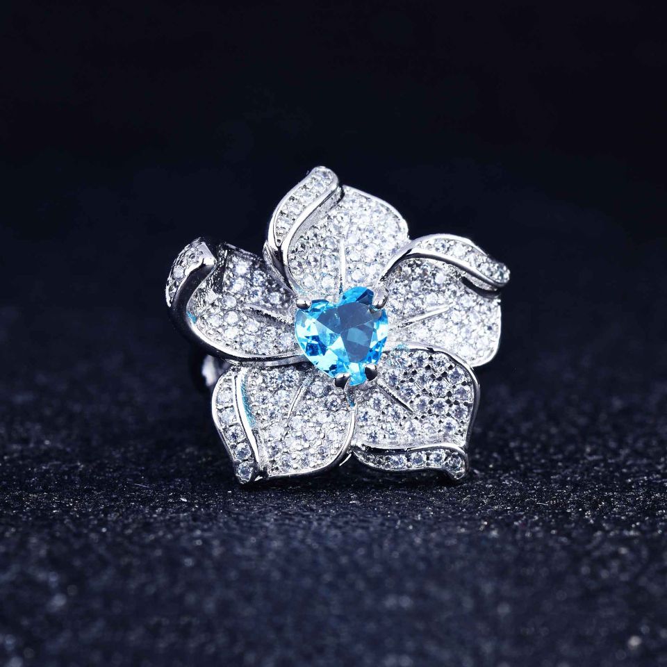 A luxurious heart-shaped jewelry set with stud earrings, short pendant and necklace, live-streamed on Douyin by Internet celebrities detail image 3