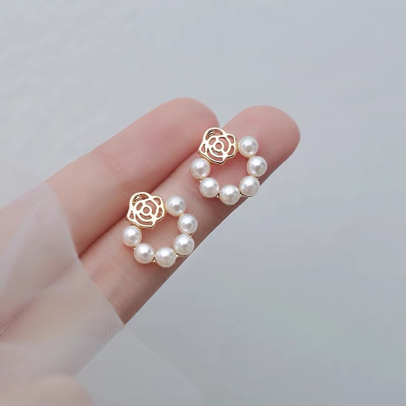 Highly recommended ~ New trendy and niche design of pearl stud rose earrings for women