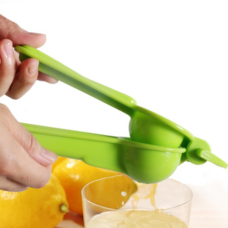 Lemon clip plastic children's complementary food dispenser, creative kitchen household thickened manual fruit lemon juicer details Picture