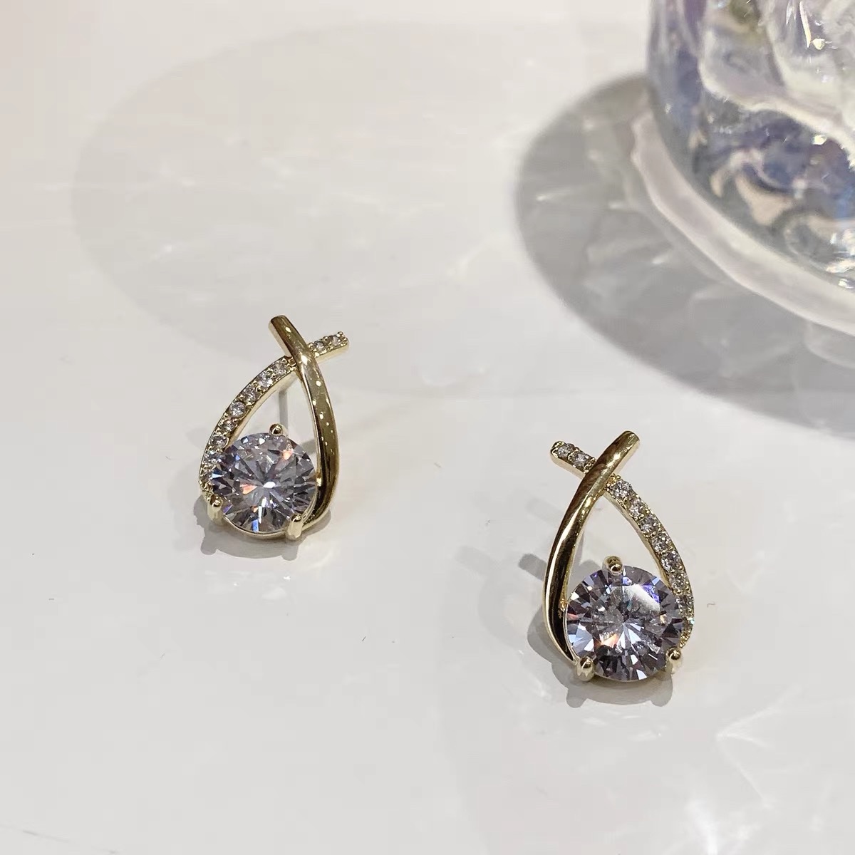 A new trendy and stylish Korean cross-rhinestone stud earrings with a touch of light luxury and sophistication, which are popular among female Internet celebrities