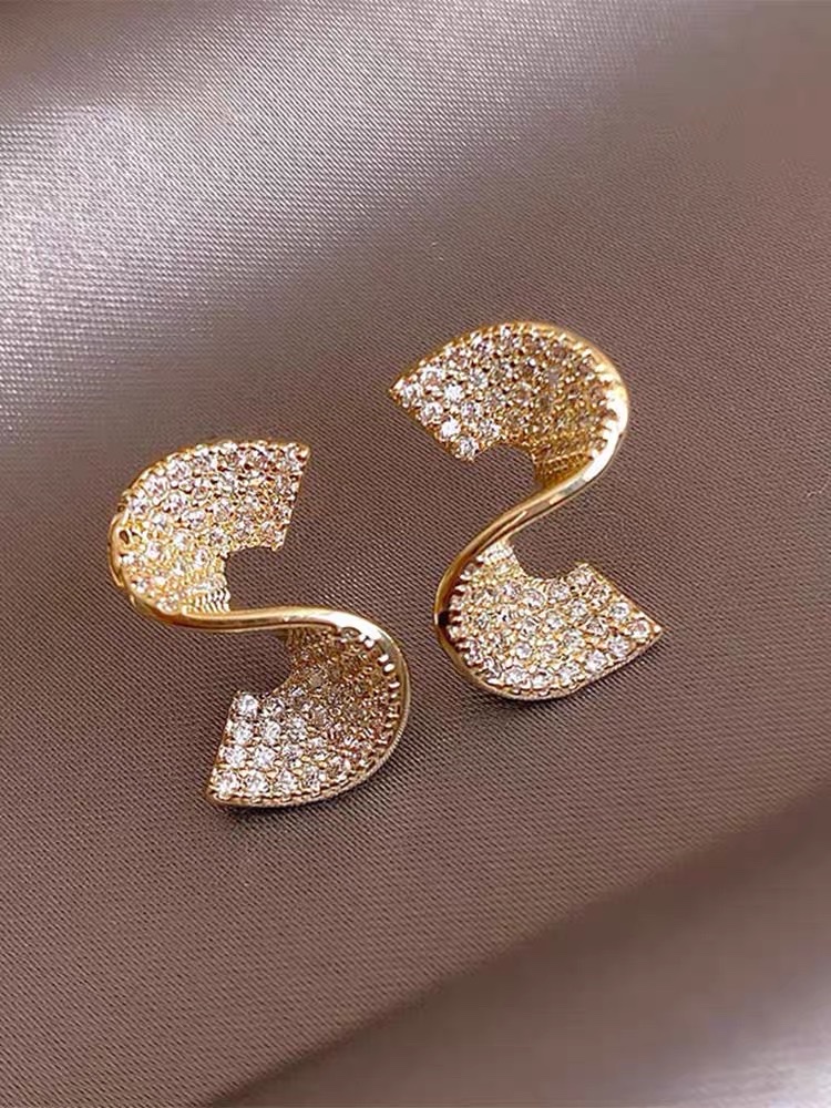 Shining S-shaped ~ Sparkling diamond stud earrings, simple and elegant feminine petite earrings, new trendy and niche design sense earrings details Picture