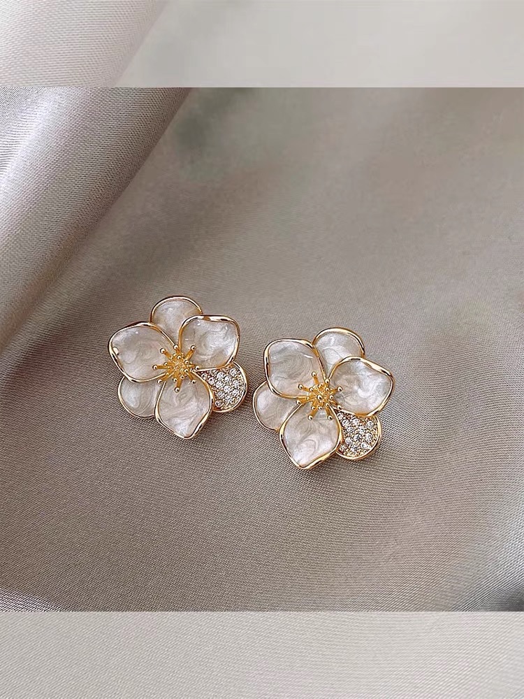 New trendy and niche design of petal earrings, women's stud earrings