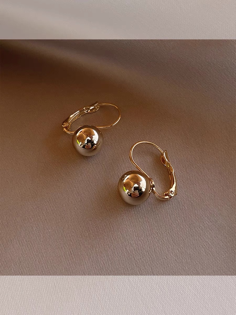 Big and small pearls fall on a jade plate ~ High-end earrings, new trendy golden earrings, and niche design earrings