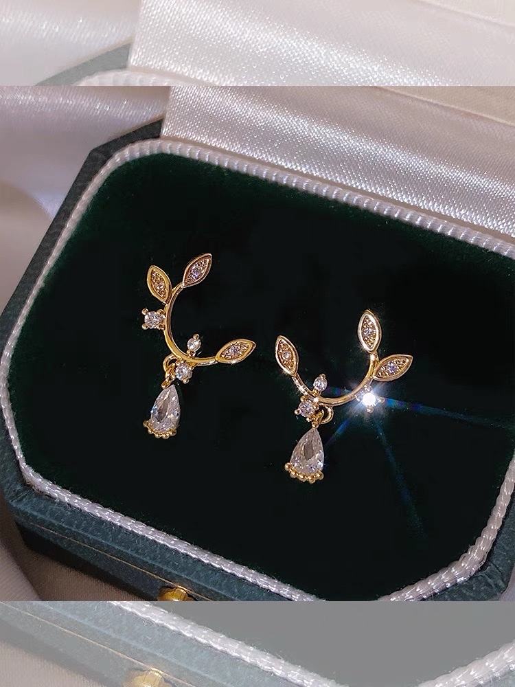 The new trendy and fashionable ear studs of the Branch and Leaf earrings feature a simple design and a sense of design
