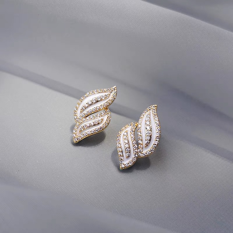 Exquisite stud earrings, simple and elegant women's petite summer niche design earrings, new trendy earrings