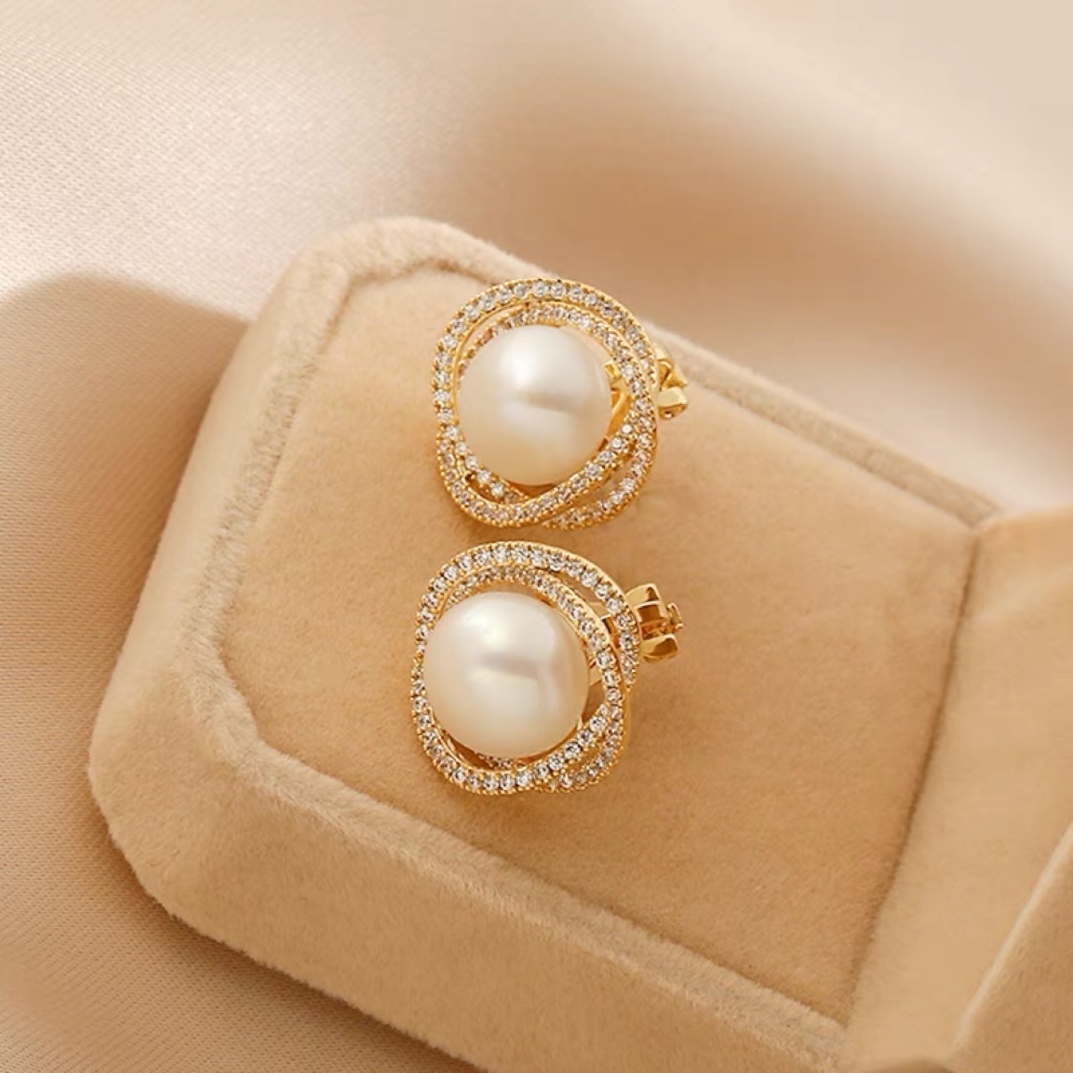 Natural freshwater pearl ear studs for women, a light luxury, niche and high-end feel, French retro ear clips, no ear holes, earrings for brides