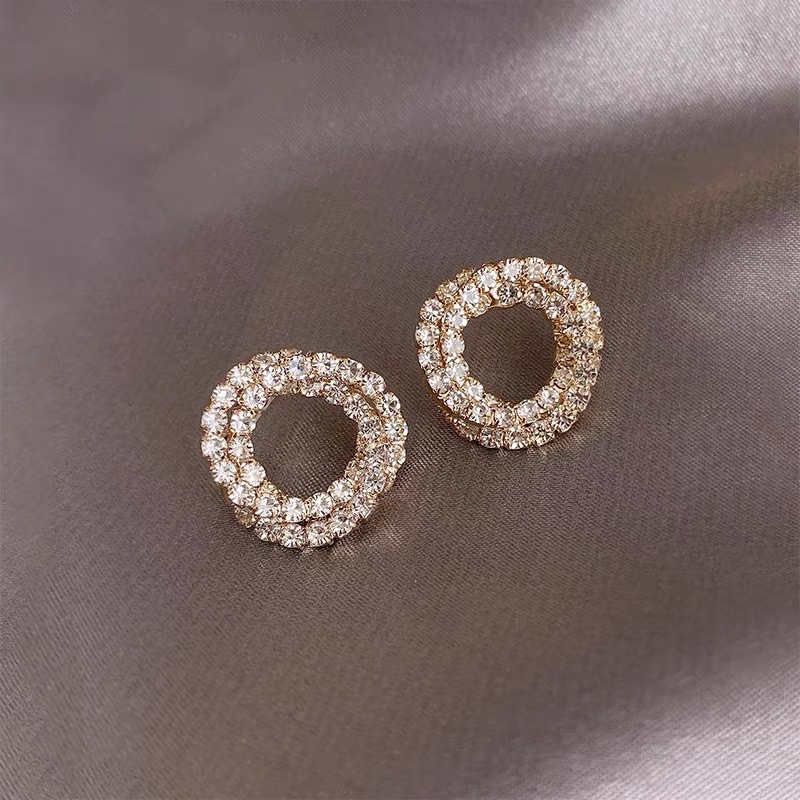 Dazzling and eye-catching ~ The full-diamond circle earrings exude a sophisticated and elegant vibe. The stud earrings are simple, petite, fashionable and cool