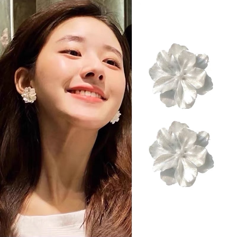 明星赵露思同款耳环茶系纯洁白色大花朵款耳钉百搭气质法式温柔
