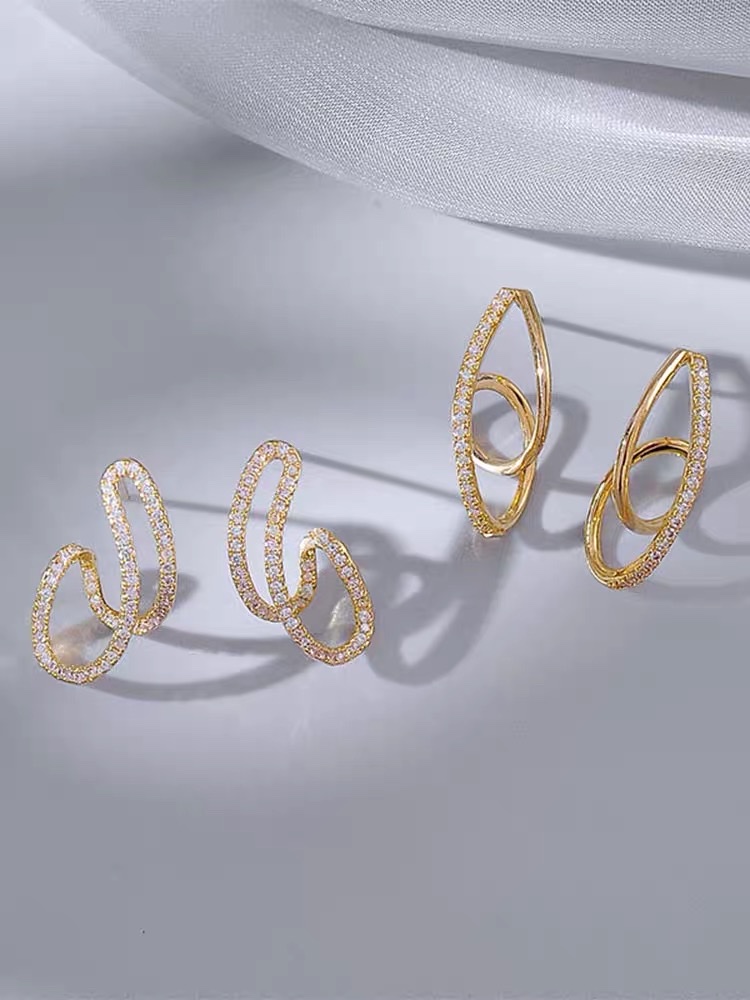 Simplicity is luxury ~ Full-diamond line stud earrings are simple and compact, elegant and versatile for commuting. Earrings with a unique design sense Specification image