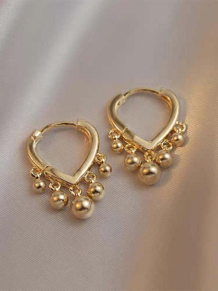 New trendy stud earrings in a simple and cold style, heart-shaped stud earrings for women, and golden bead tassel earrings