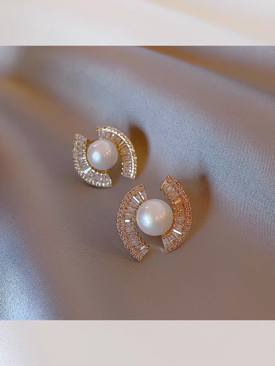 Fashion focus ~ New pearl earrings for women, trendy stud earrings, elegant and high-end, personalized earrings