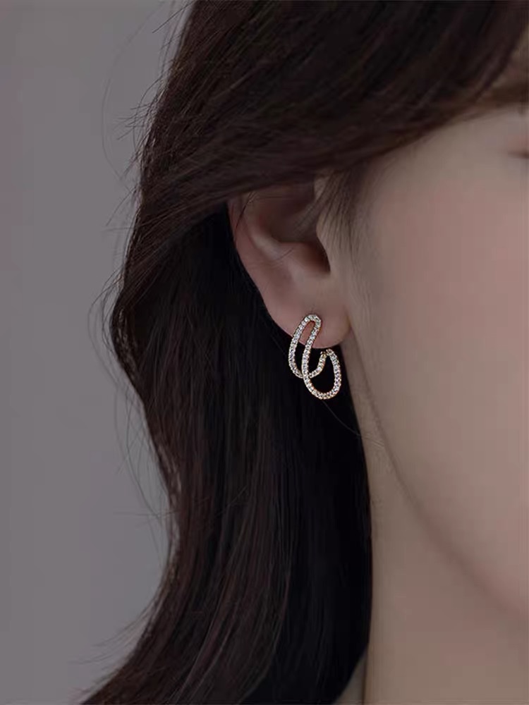 Simplicity is luxury ~ Full-diamond line stud earrings are simple and compact, elegant and versatile for commuting. Earrings with a unique design sense details Picture
