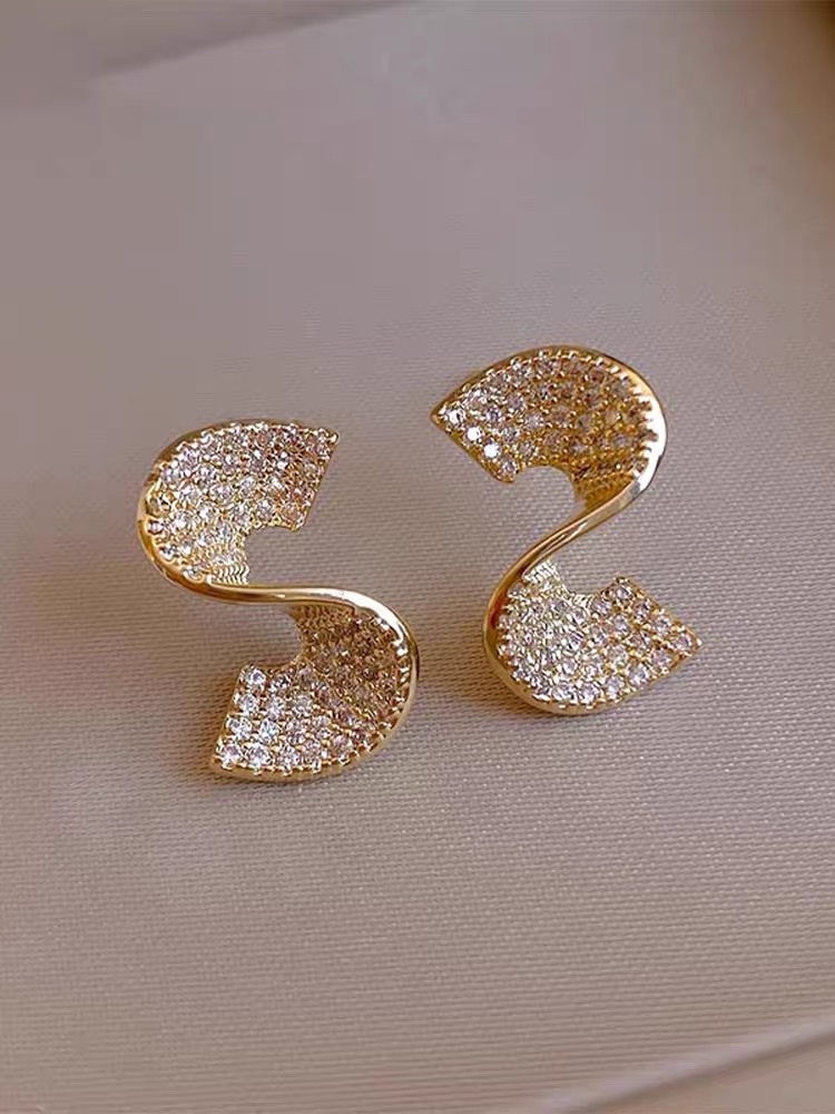 Shining S-shaped ~ Sparkling diamond stud earrings, simple and elegant feminine petite earrings, new trendy and niche design sense earrings