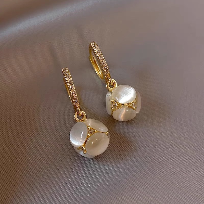 Today's tenderness ~ Light luxury cat's eye stone earrings, new trendy and exquisite ear rings, niche design sense earrings 056