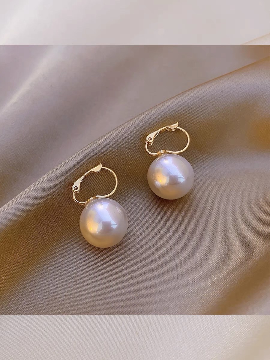 Big and small pearls fall on a jade plate ~ High-end earrings, new trendy pearl earrings, and niche design earrings
