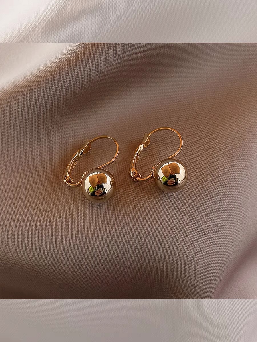 Big and small pearls fall on a jade plate ~ High-end earrings, new trendy golden earrings, and niche design earrings details Picture