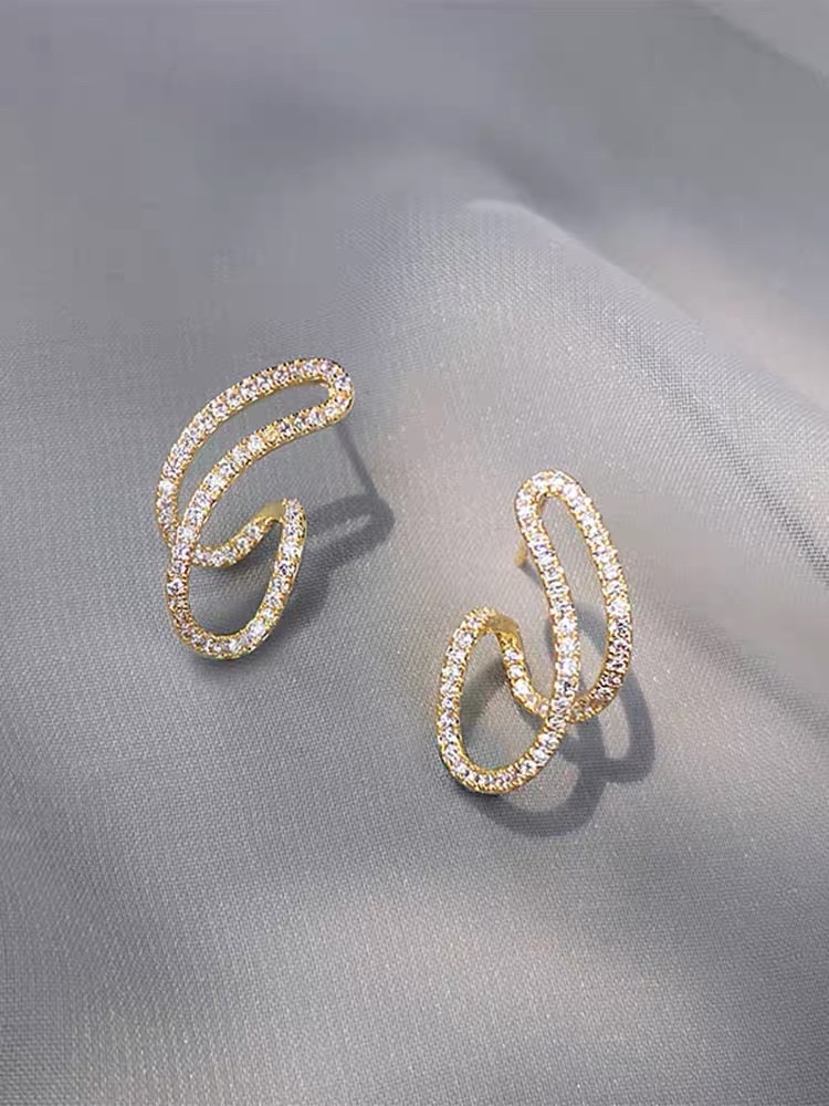 Simplicity is luxury ~ Full-diamond line stud earrings are simple and compact, elegant and versatile for commuting. Earrings with a unique design sense