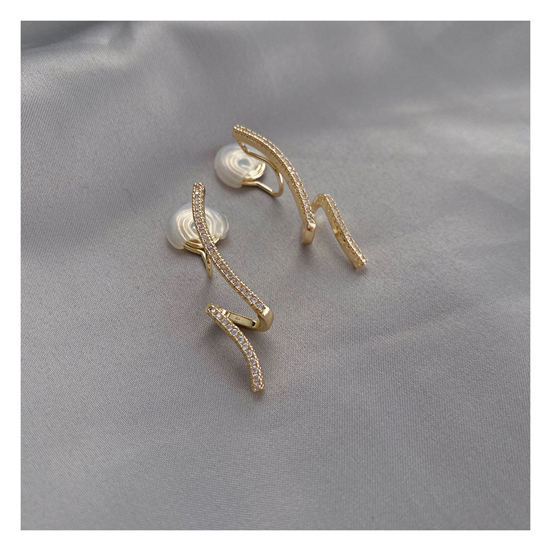 Twisted curve ear clips, no ear holes, women's summer artistic high-end feel, retro cold style, painless mosquito-repellent incense plate earrings Application Scenario