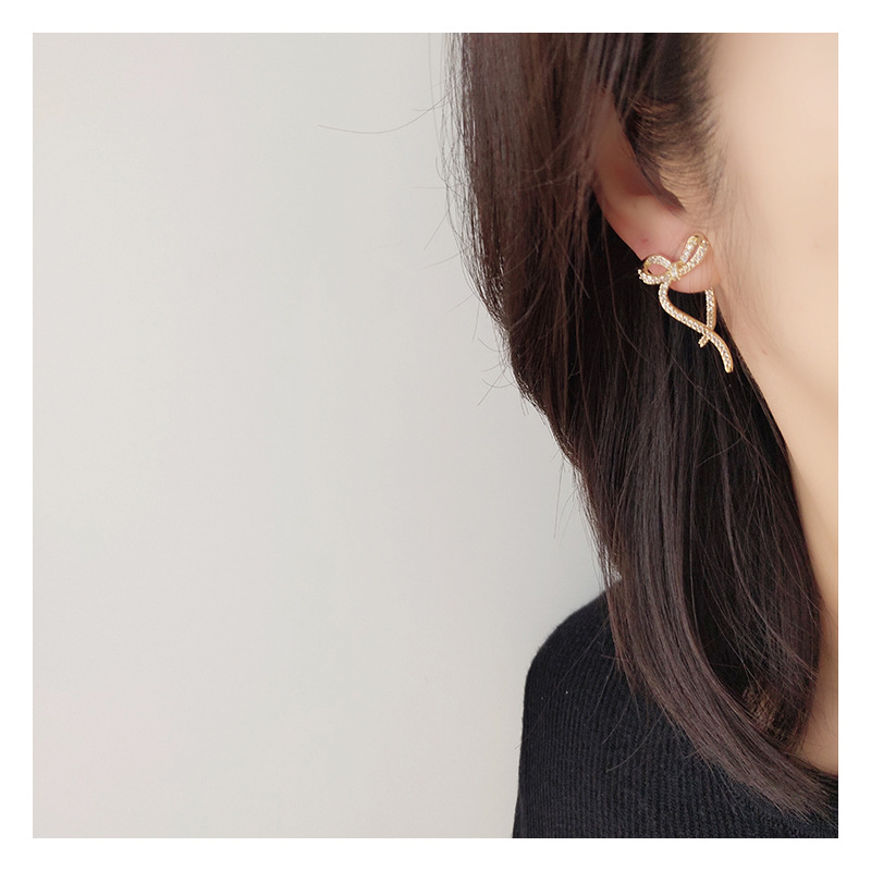 French bow mosquito repellent coil ear clip for women, no ear holes, high-end design, niche luxury, painless earrings Specification image