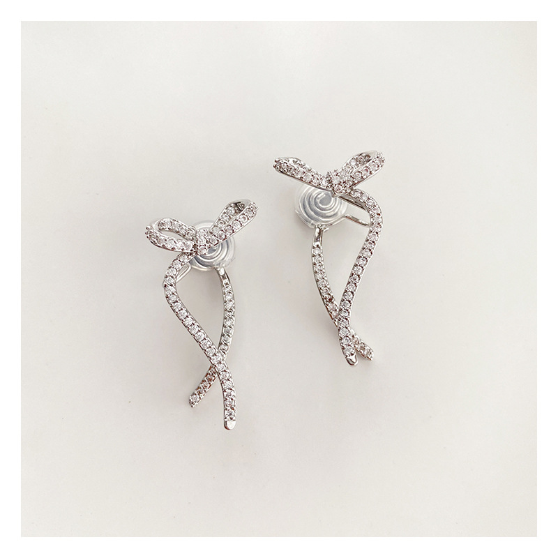 French bow mosquito repellent coil ear clip for women, no ear holes, high-end design, niche luxury, painless earrings Application Scenario