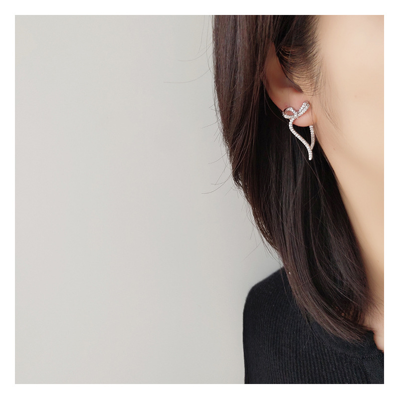 French bow mosquito repellent coil ear clip for women, no ear holes, high-end design, niche luxury, painless earrings detail image 2