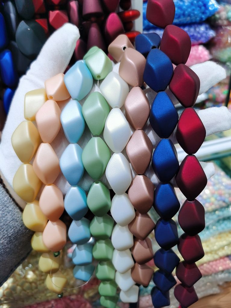 Diy material package for high-end necklace jewelry accessories made of irregular-shaped beads, rubber, hand feel paint and acrylic Specification image
