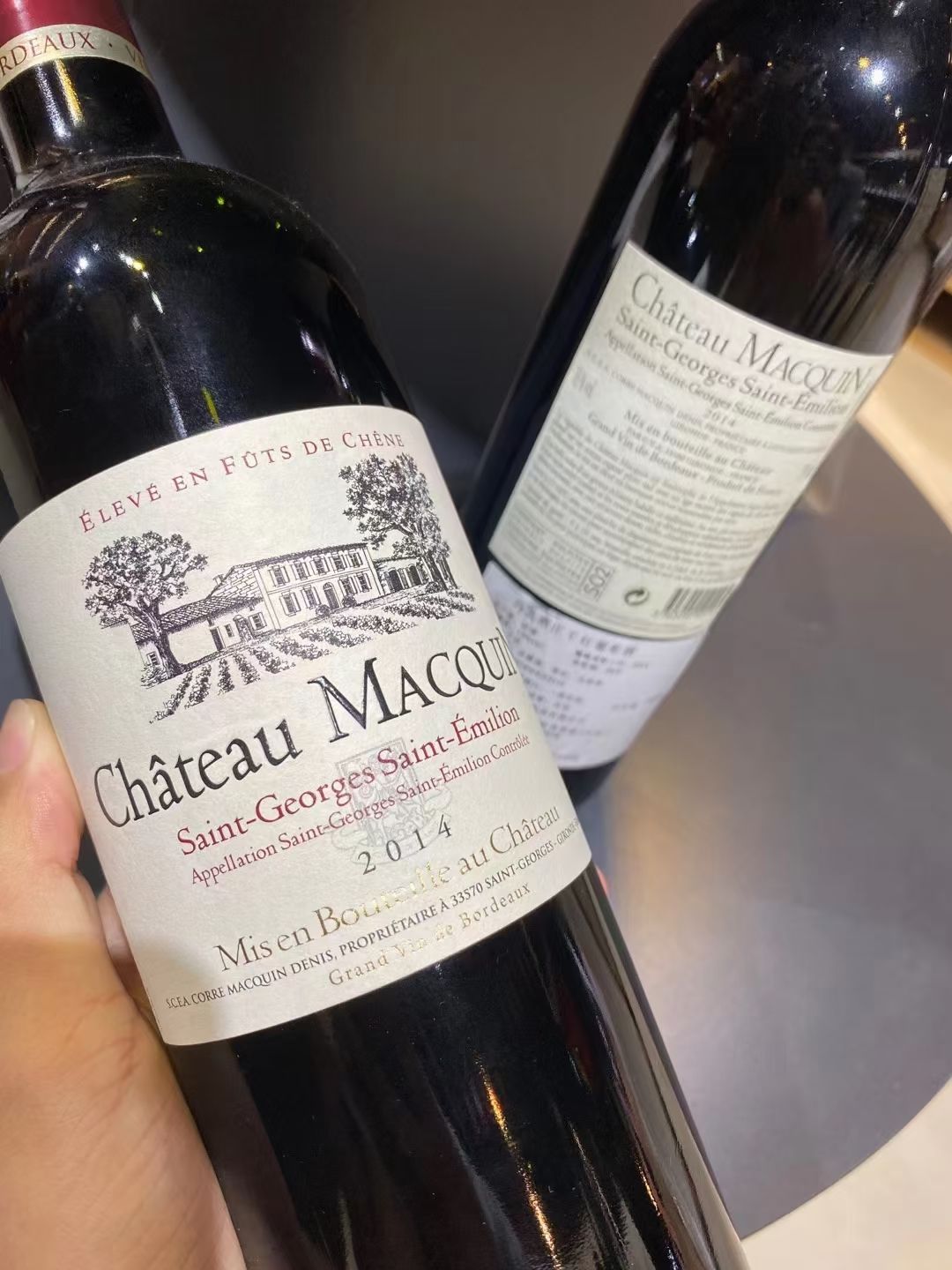 Markai Dry Red Wine full figure