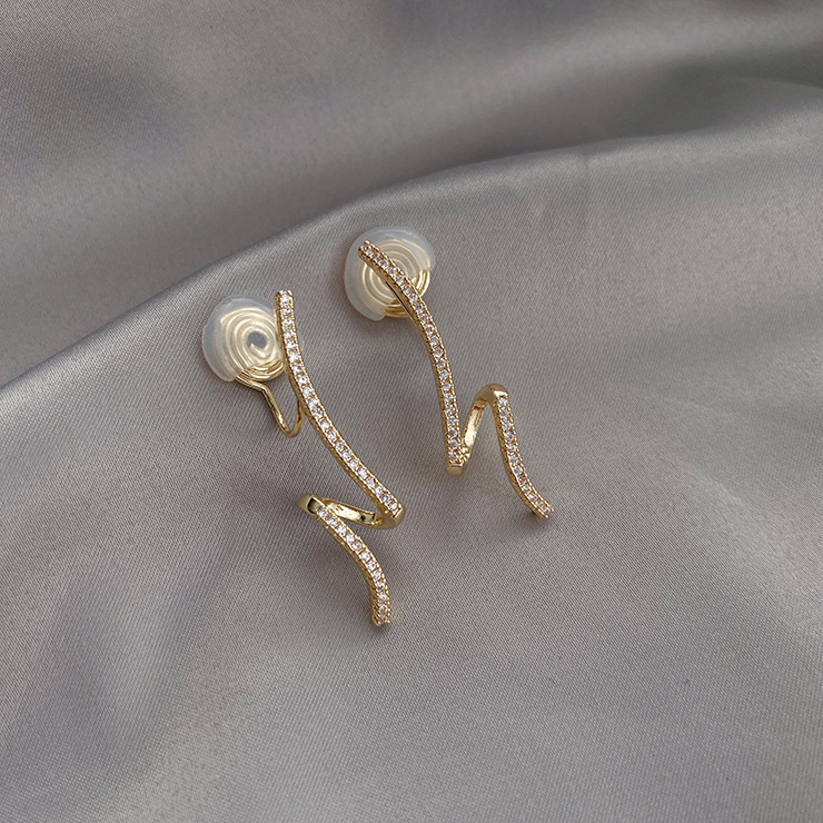 Twisted curve ear clips, no ear holes, women's summer artistic high-end feel, retro cold style, painless mosquito-repellent incense plate earrings Item Picture