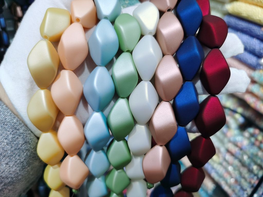 Diy material package for high-end necklace jewelry accessories made of irregular-shaped beads, rubber, hand feel paint and acrylic details Picture