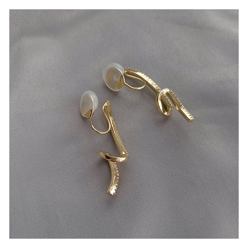 Twisted curve ear clips, no ear holes, women's summer artistic high-end feel, retro cold style, painless mosquito-repellent incense plate earrings detail image 3