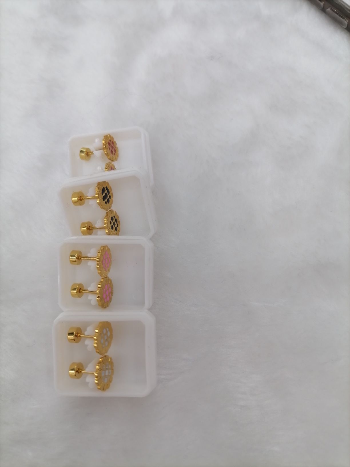 Titanium steel golden sunflower oil-dripping ear studs detail image 3