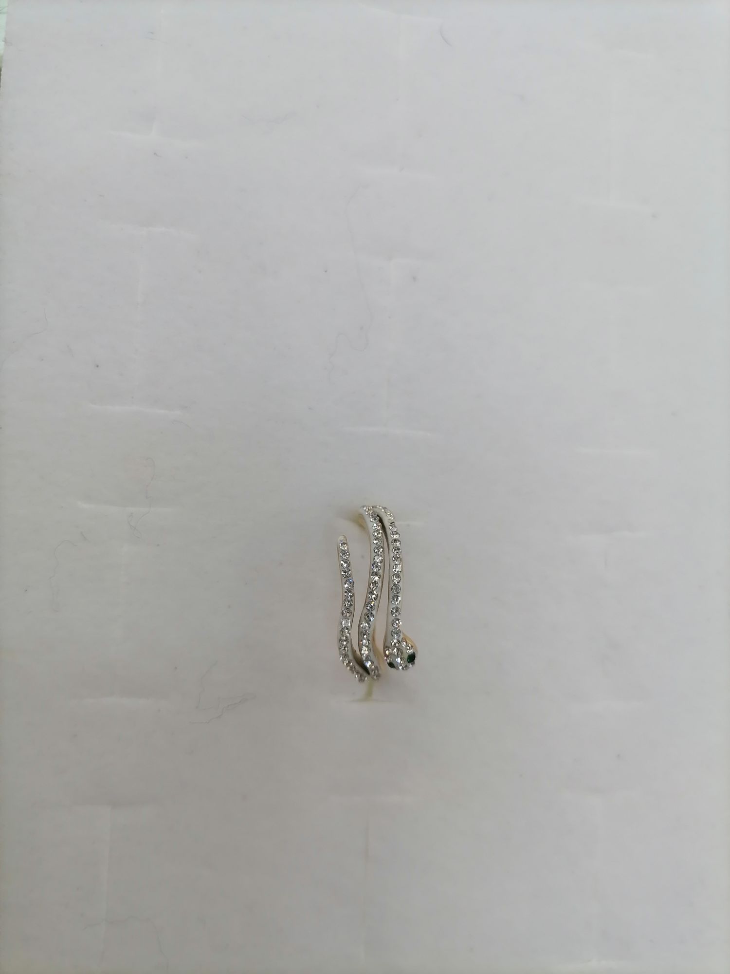 Titanium steel gold three-row snake green eye diamond ring Specification image
